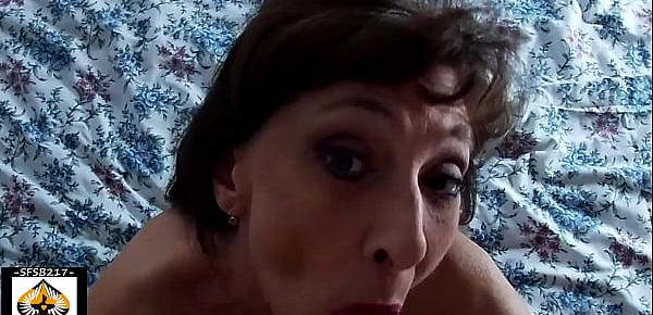  Sexy Mom Loves To Sucks and Swallow Cum